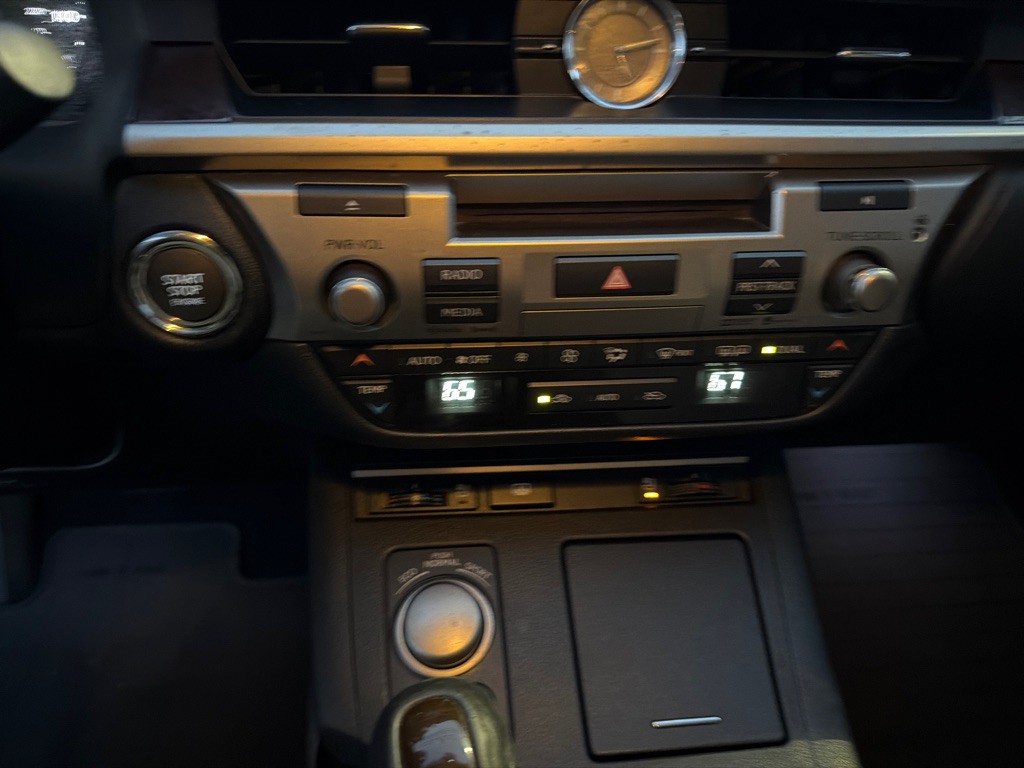 2015 Lexus ES Image 23