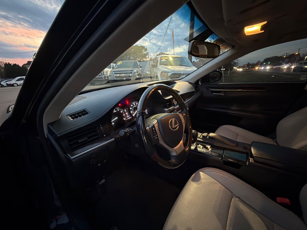 2015 Lexus ES Image 26