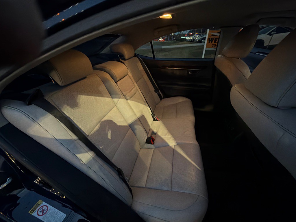 2015 Lexus ES Image 30