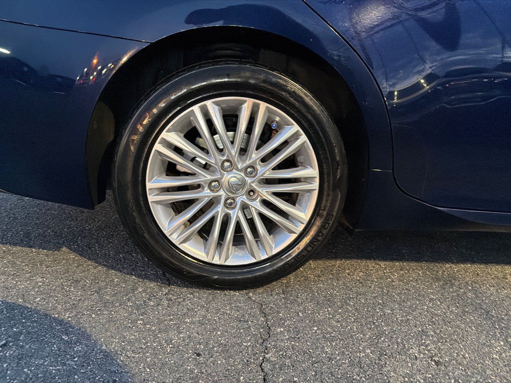 2015 Lexus ES Image 38