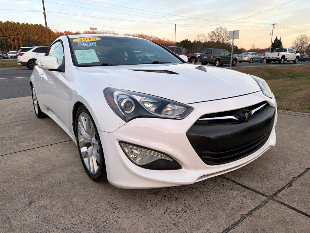 2013 Hyundai Genesis Image 2