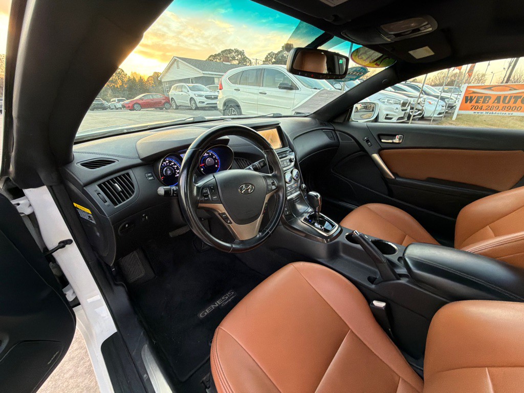 2013 Hyundai Genesis Image 21