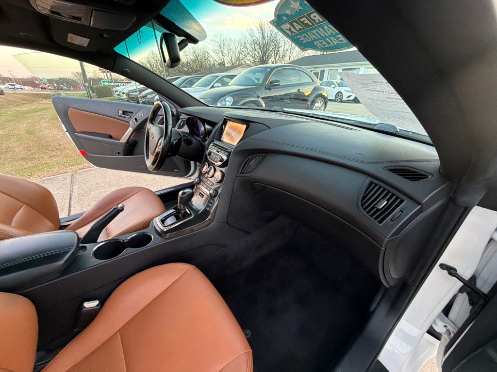 2013 Hyundai Genesis Image 22