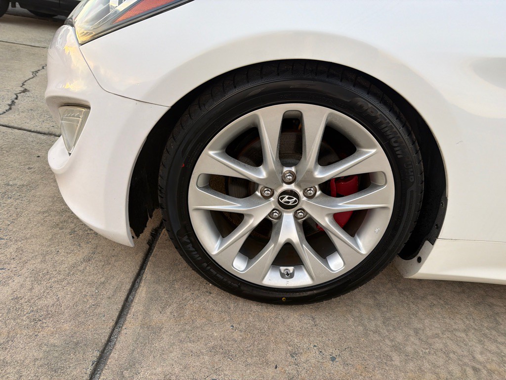 2013 Hyundai Genesis Image 32