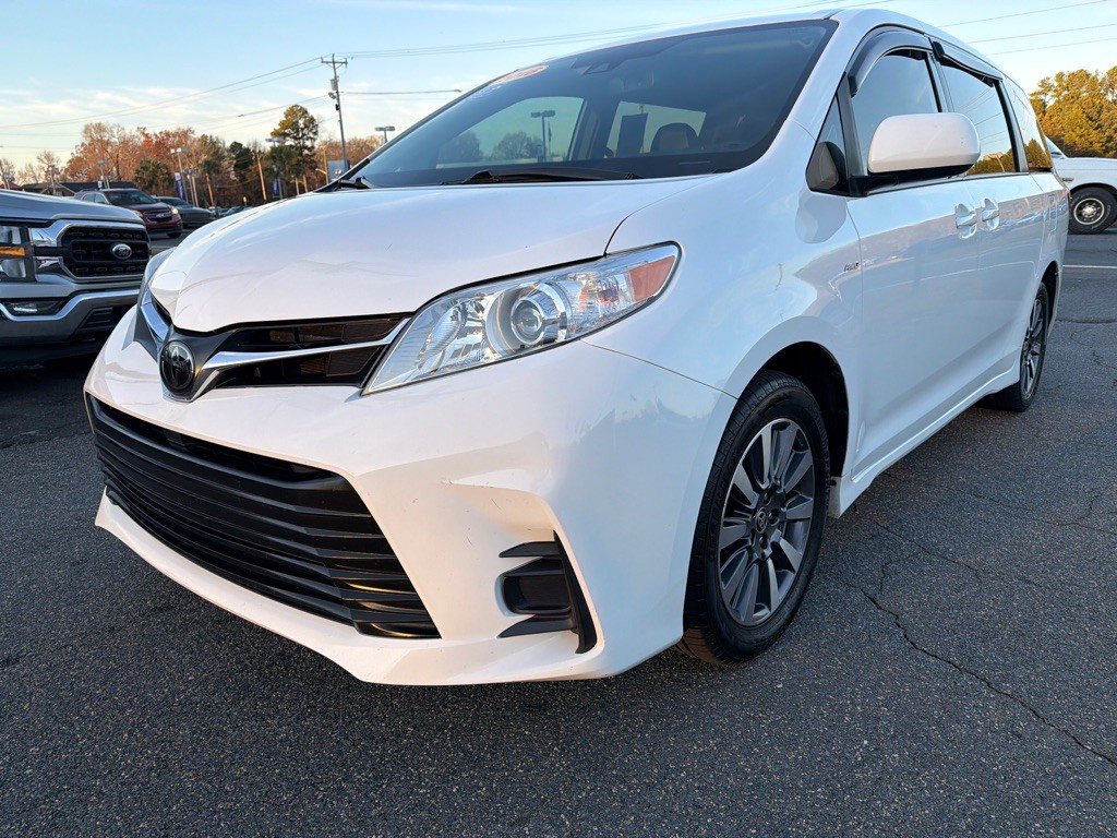 2020 Toyota Sienna Image 1