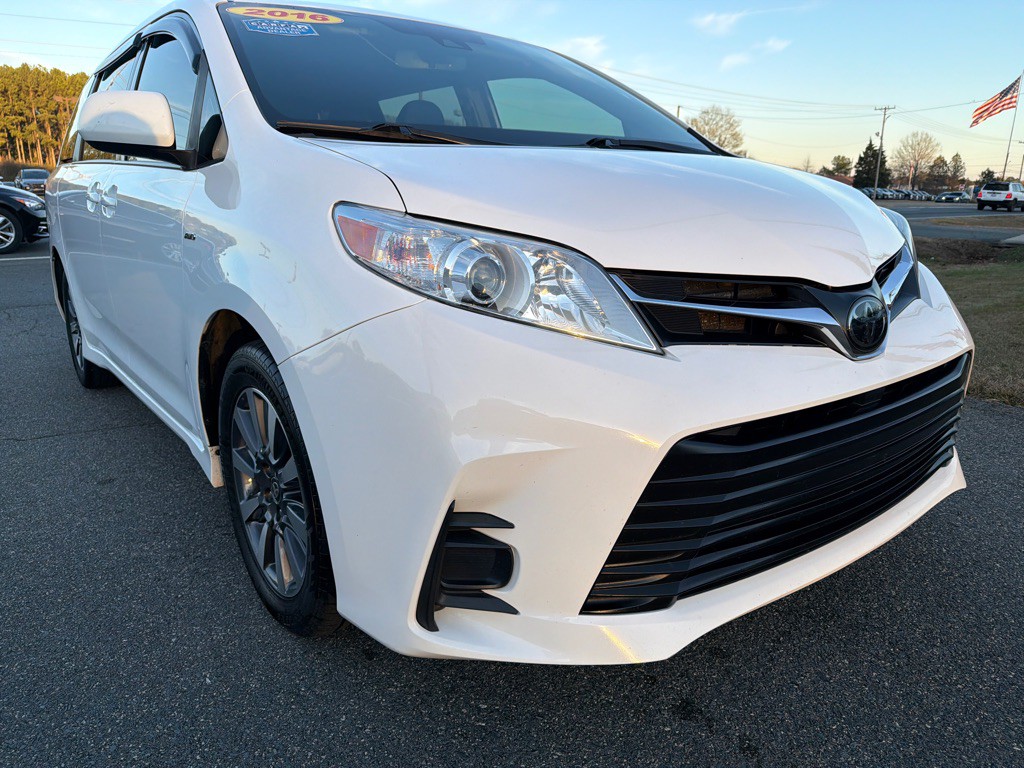2020 Toyota Sienna Image 2