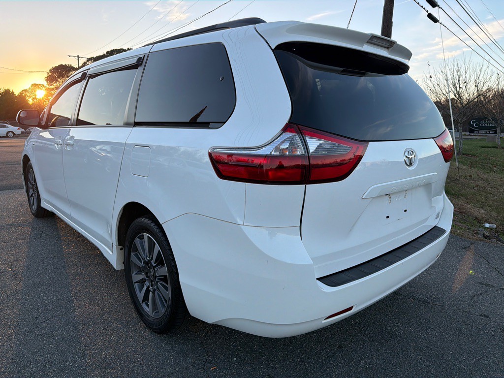 2020 Toyota Sienna Image 7