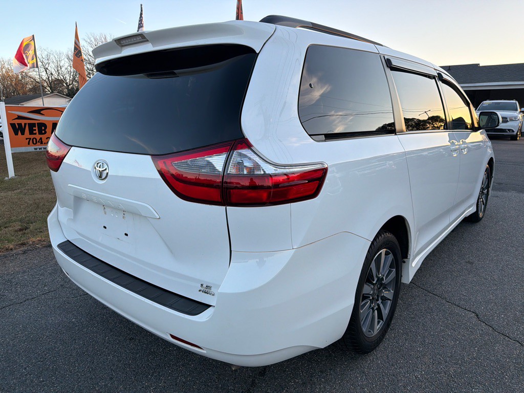 2020 Toyota Sienna Image 8