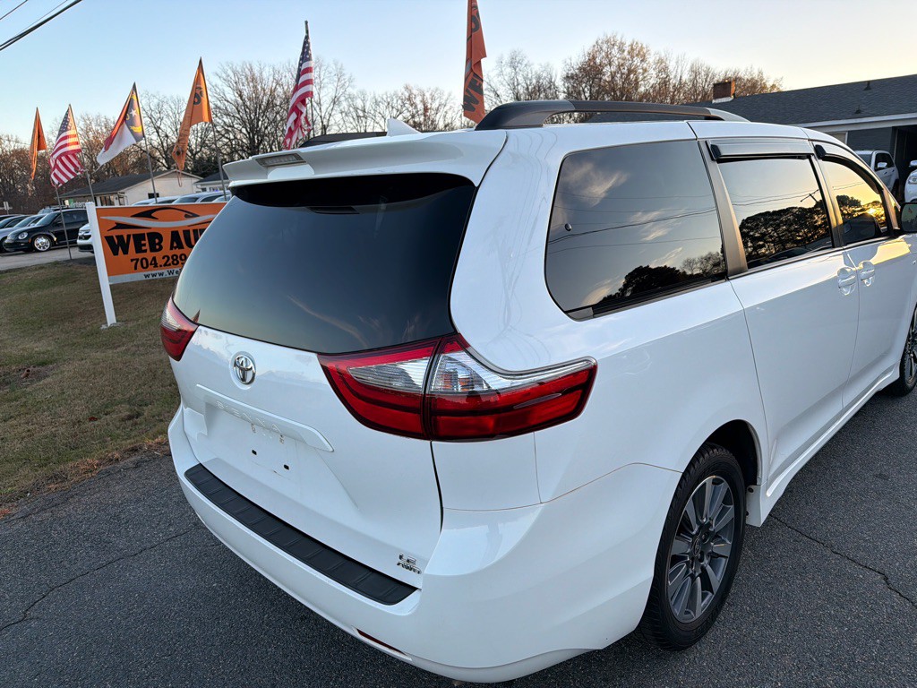 2020 Toyota Sienna Image 11