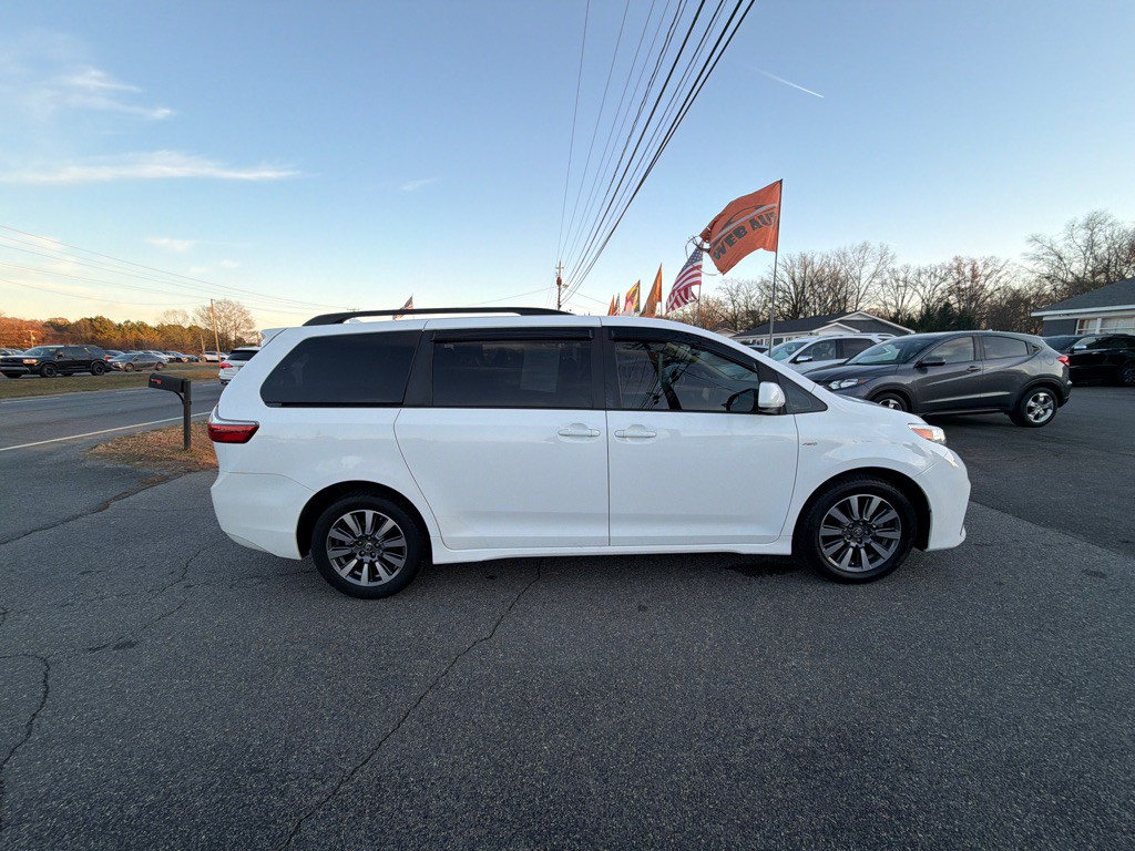 2020 Toyota Sienna Image 13