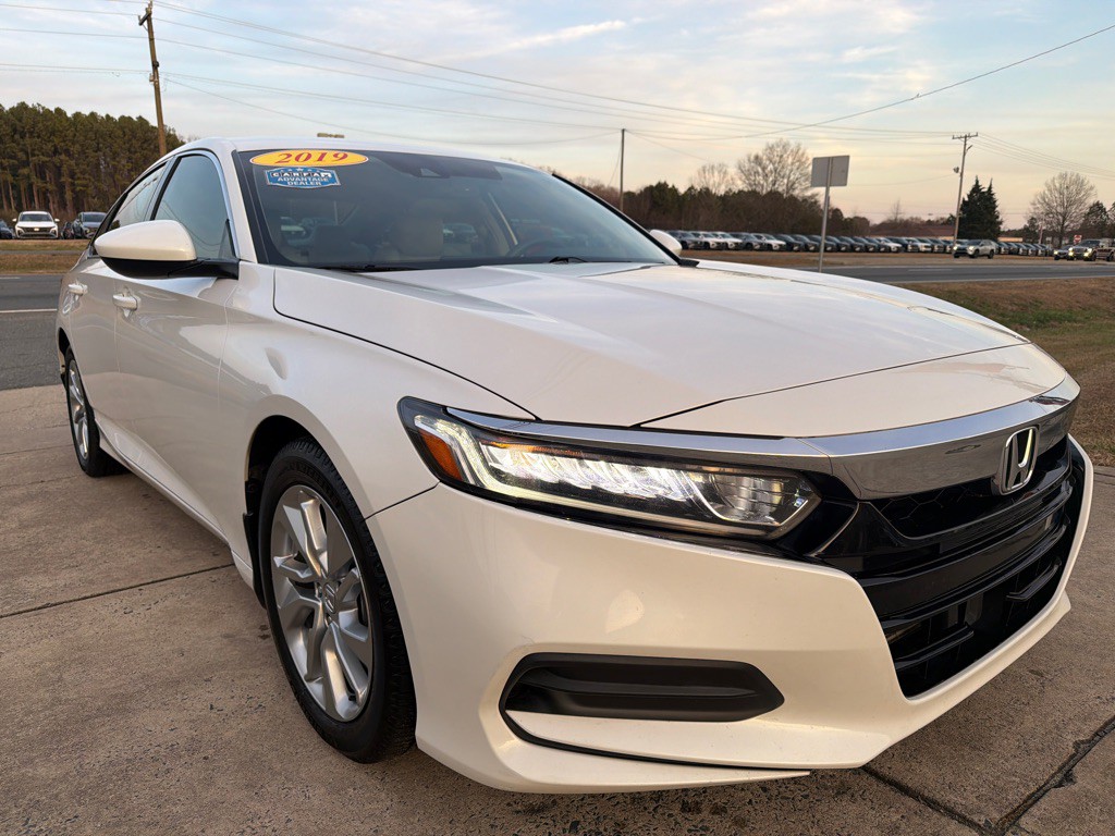 2019 Honda Accord Image 2