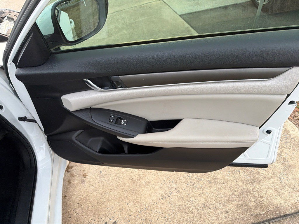 2019 Honda Accord Image 30