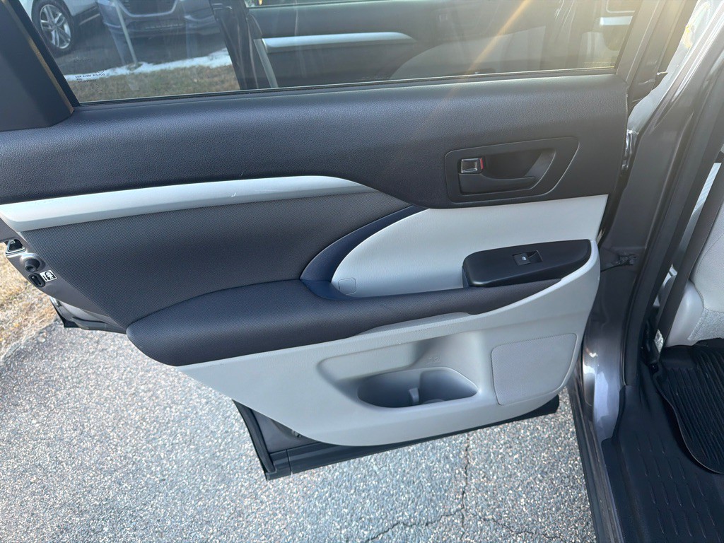 2018 Toyota Highlander Image 36