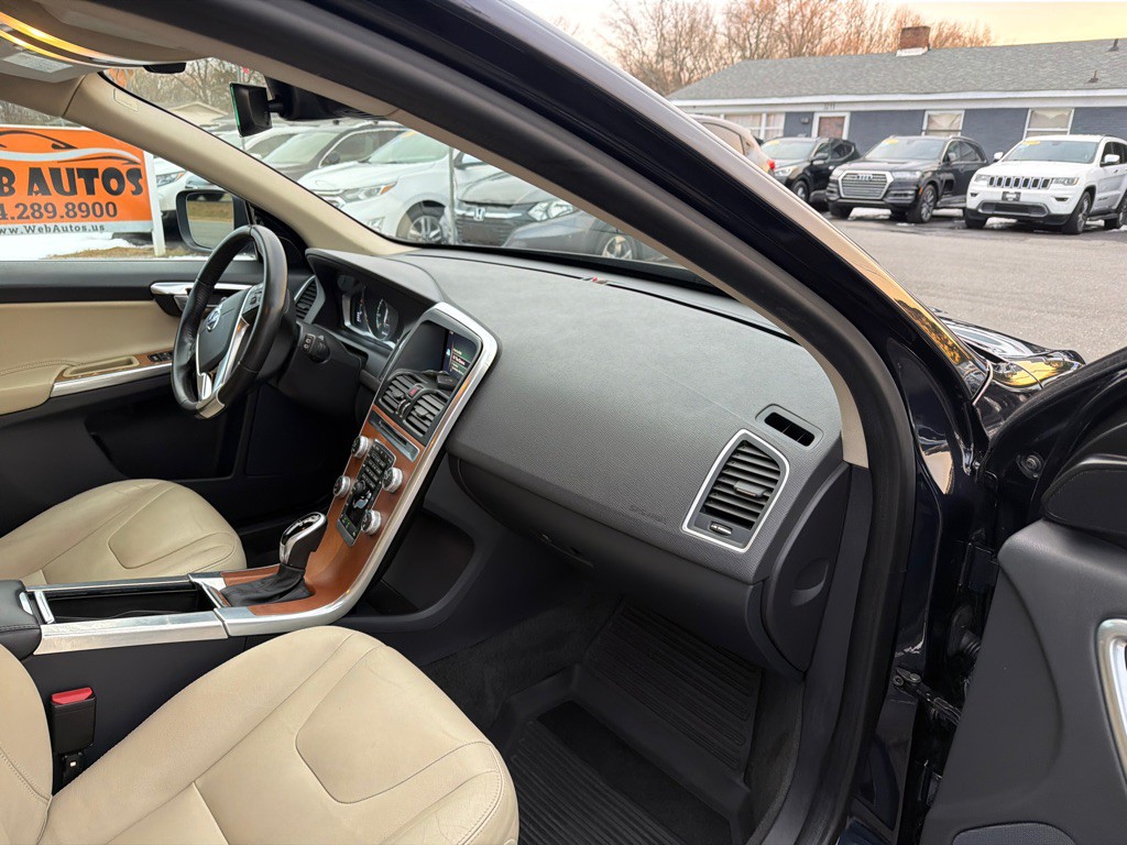 2017 Volvo XC60 Image 16