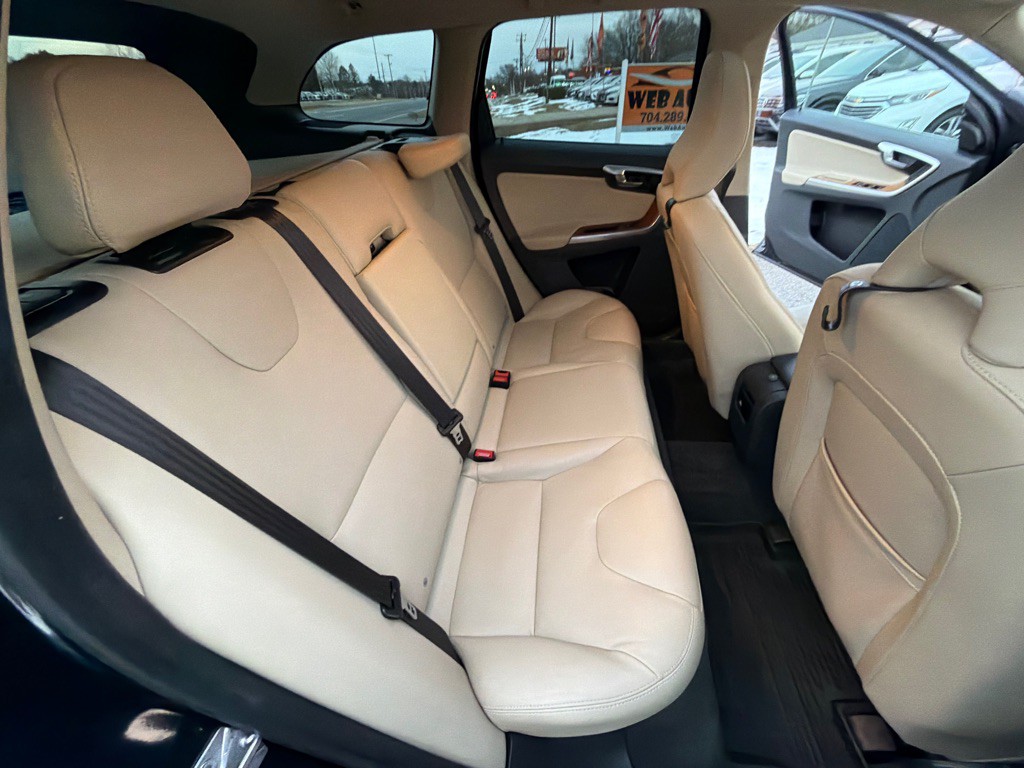 2017 Volvo XC60 Image 28