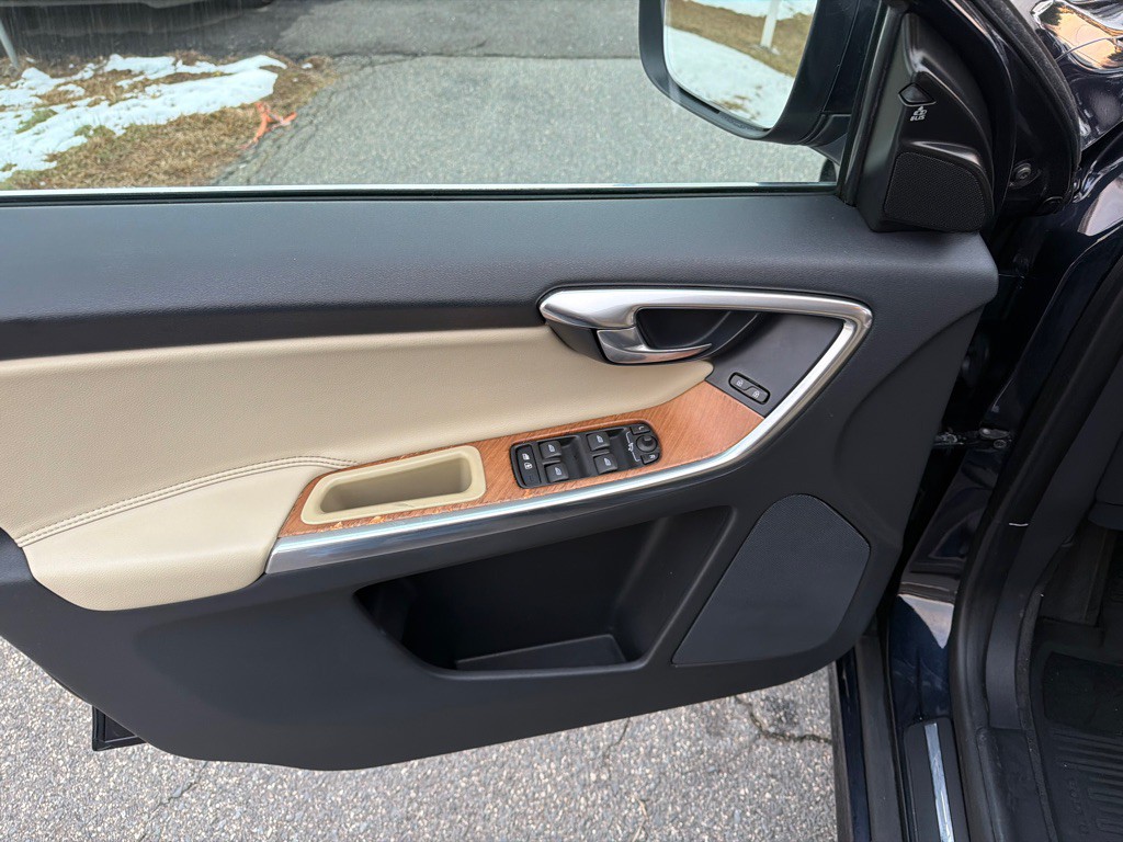 2017 Volvo XC60 Image 32