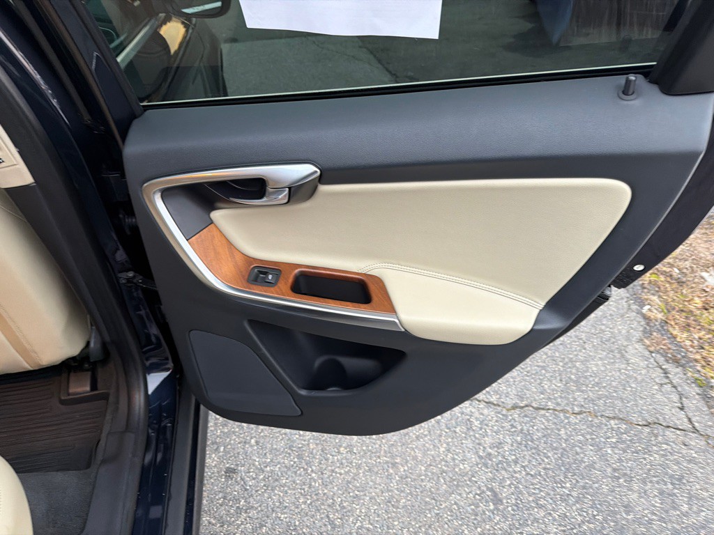 2017 Volvo XC60 Image 35