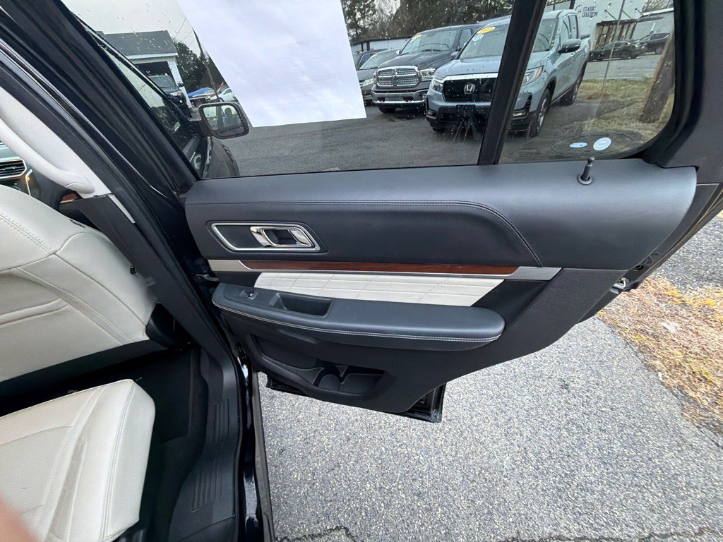 2017 Ford Explorer Image 34