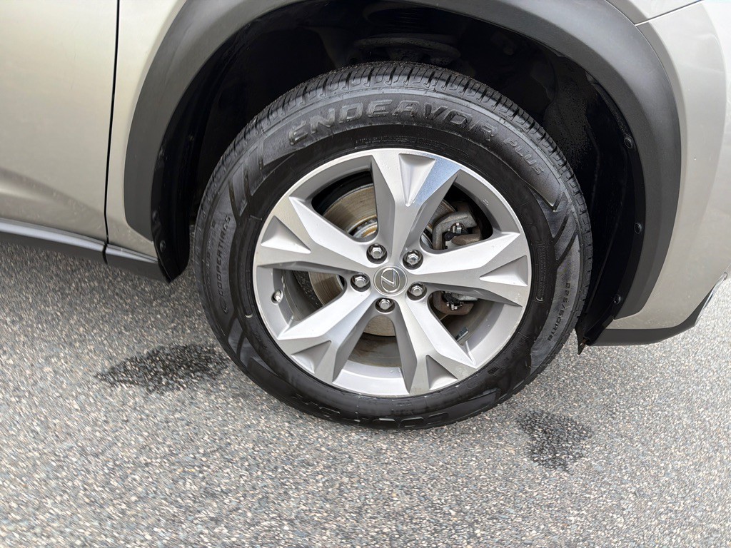 2017 Lexus NX Image 33