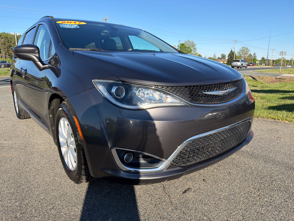 2017 Chrysler Pacifica Image 2