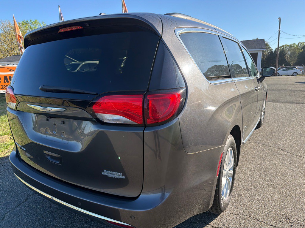 2017 Chrysler Pacifica Image 8