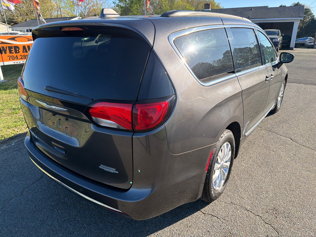 2017 Chrysler Pacifica Image 11
