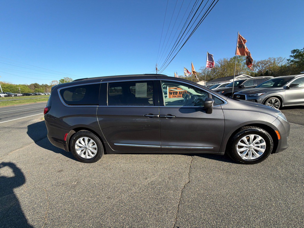 2017 Chrysler Pacifica Image 13