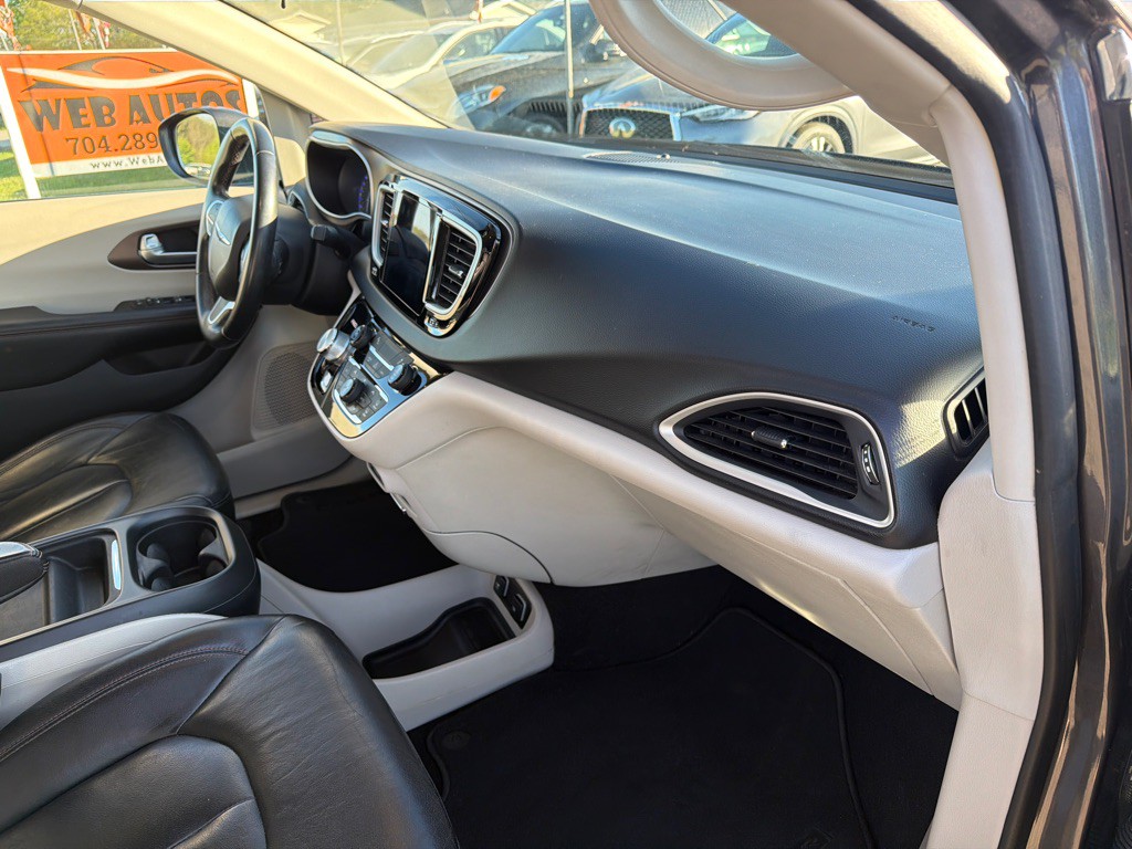 2017 Chrysler Pacifica Image 16