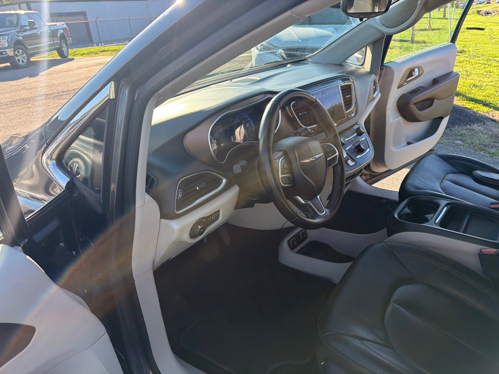 2017 Chrysler Pacifica Image 17