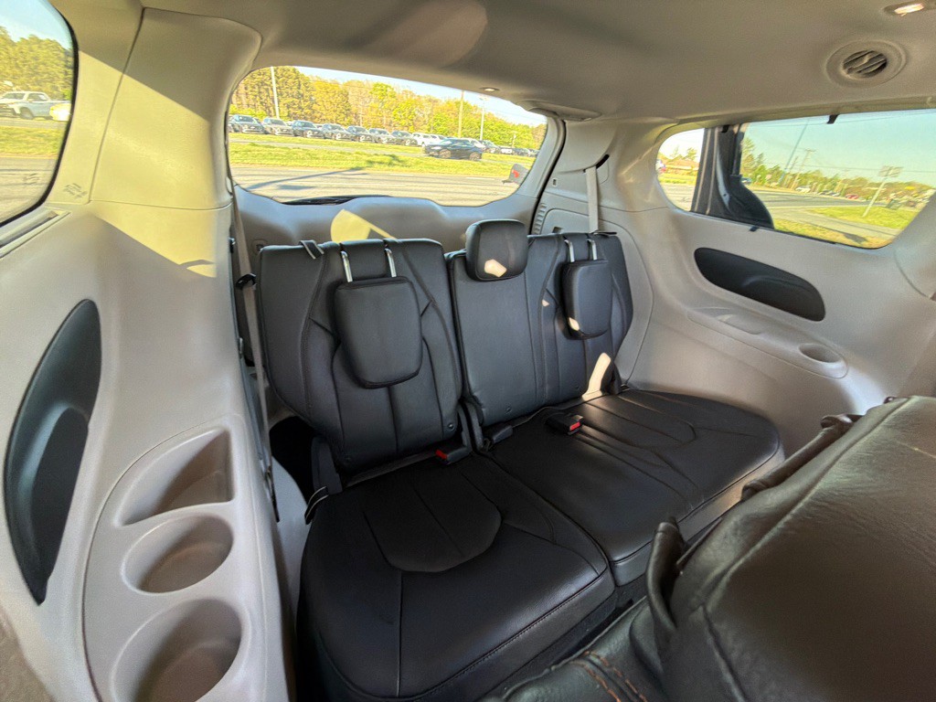 2017 Chrysler Pacifica Image 28