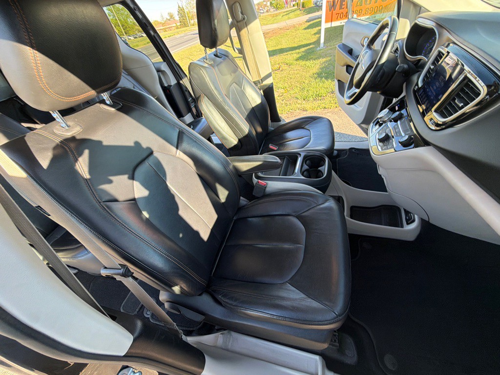 2017 Chrysler Pacifica Image 30