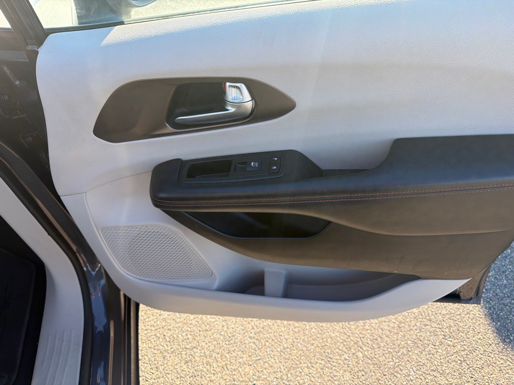 2017 Chrysler Pacifica Image 31