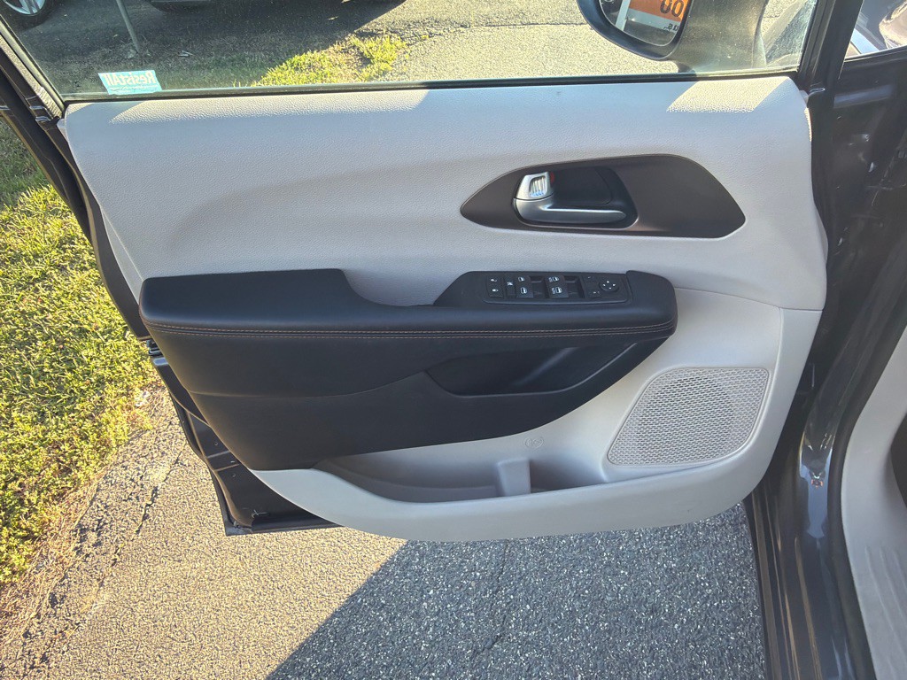 2017 Chrysler Pacifica Image 33