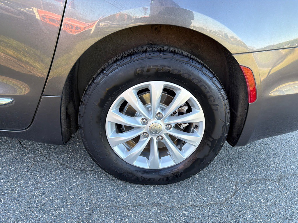 2017 Chrysler Pacifica Image 34