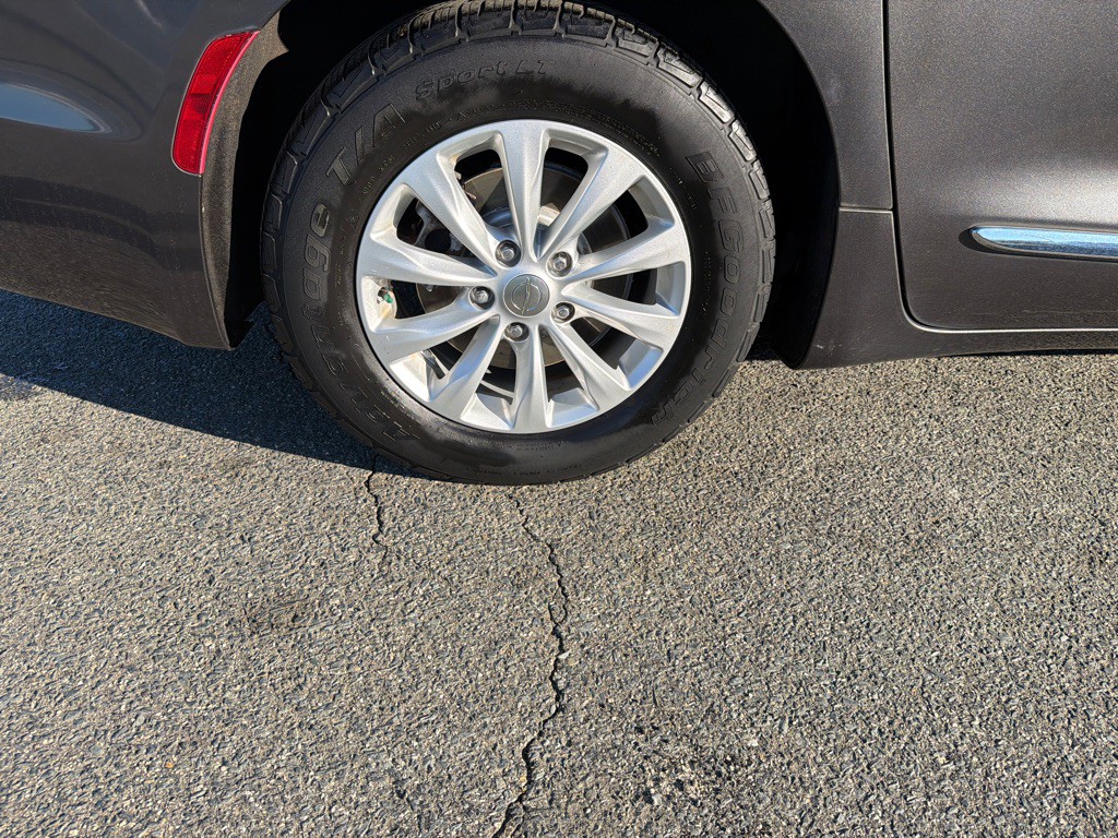 2017 Chrysler Pacifica Image 35