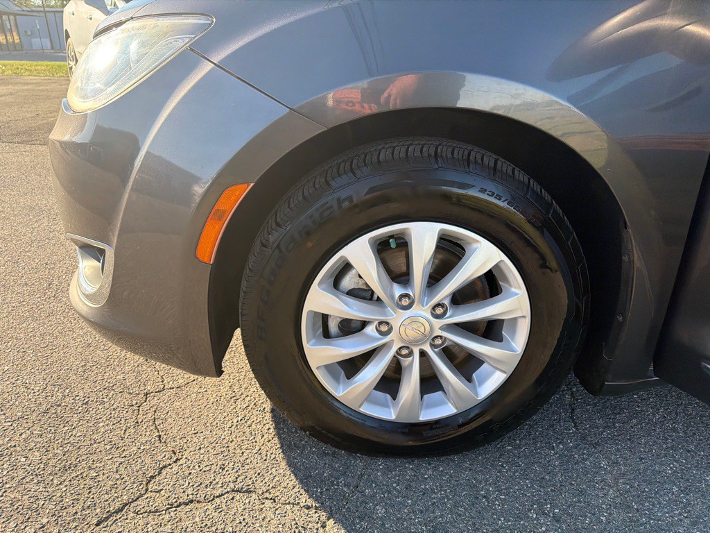 2017 Chrysler Pacifica Image 37