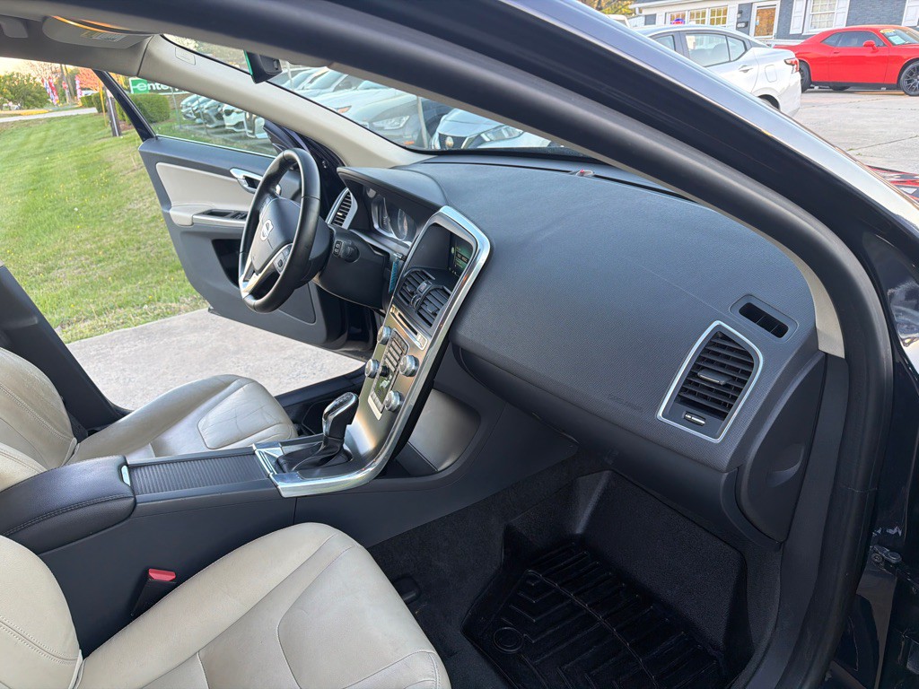 2016 Volvo XC60 Image 16