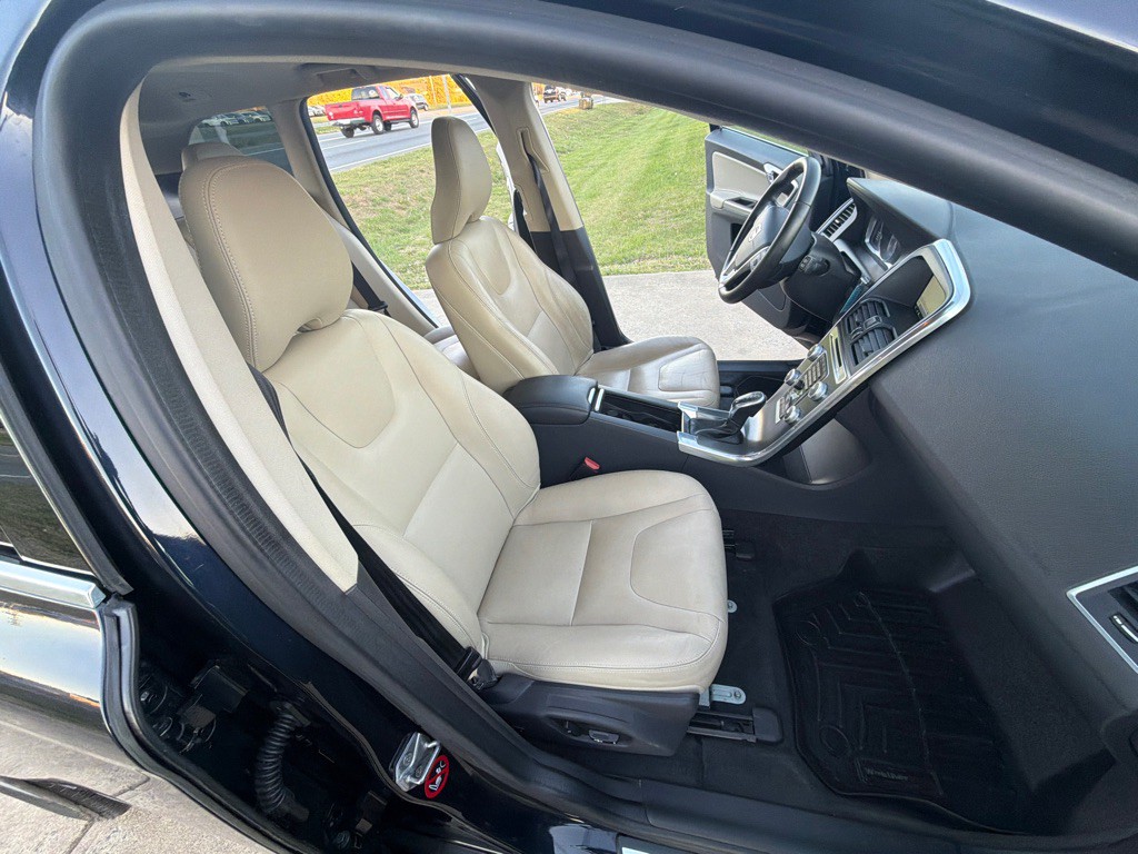 2016 Volvo XC60 Image 29