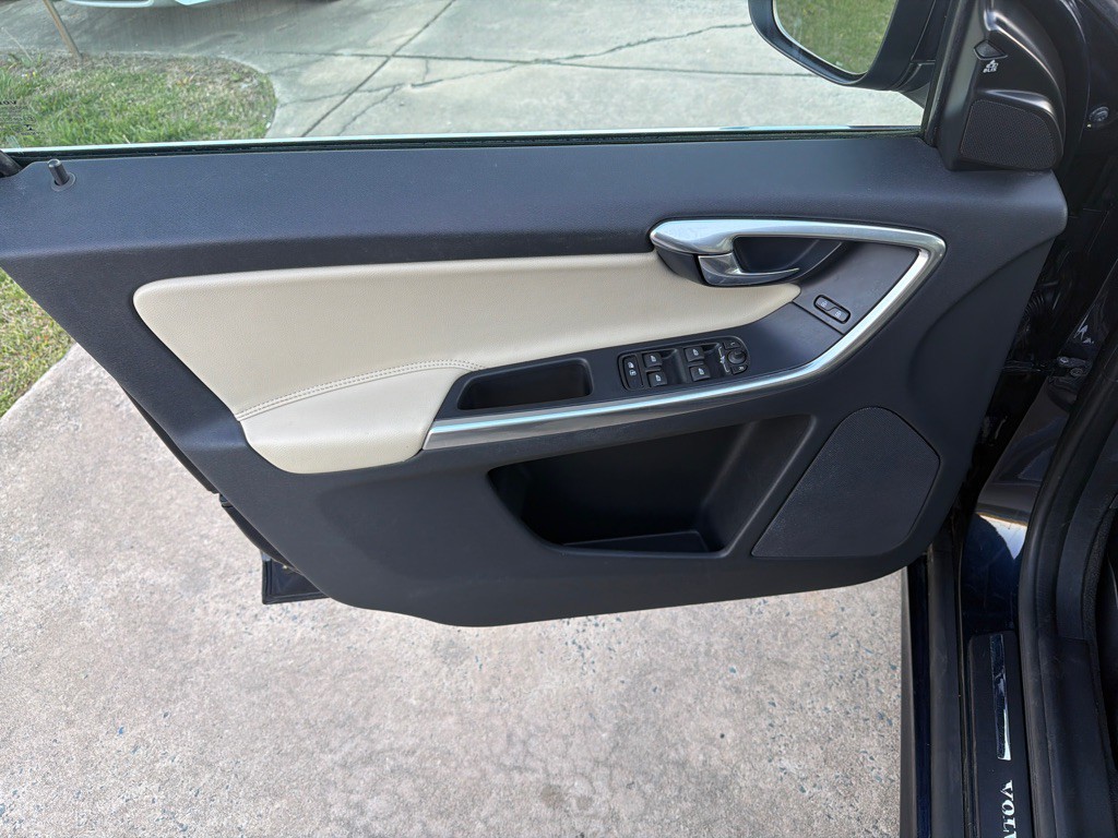 2016 Volvo XC60 Image 35