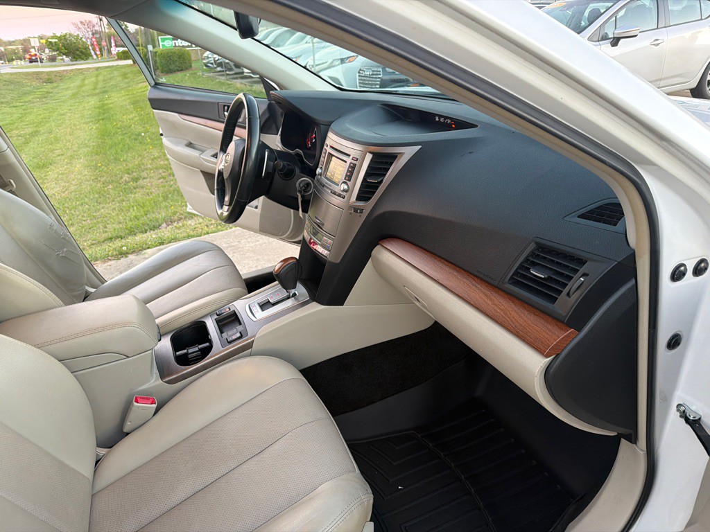 2013 Subaru Outback Image 16