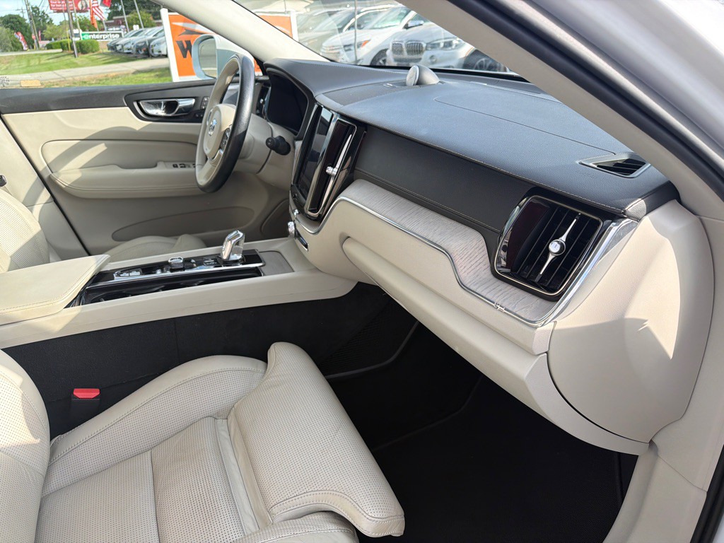 2018 Volvo XC60 Image 16