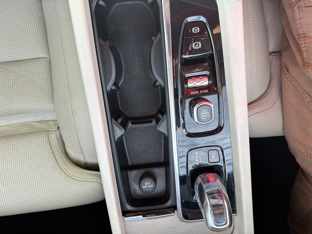 2018 Volvo XC60 Image 24