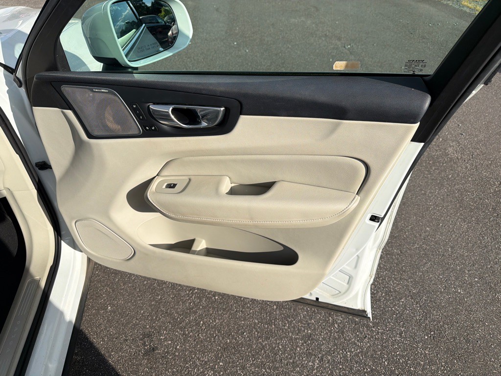 2018 Volvo XC60 Image 32