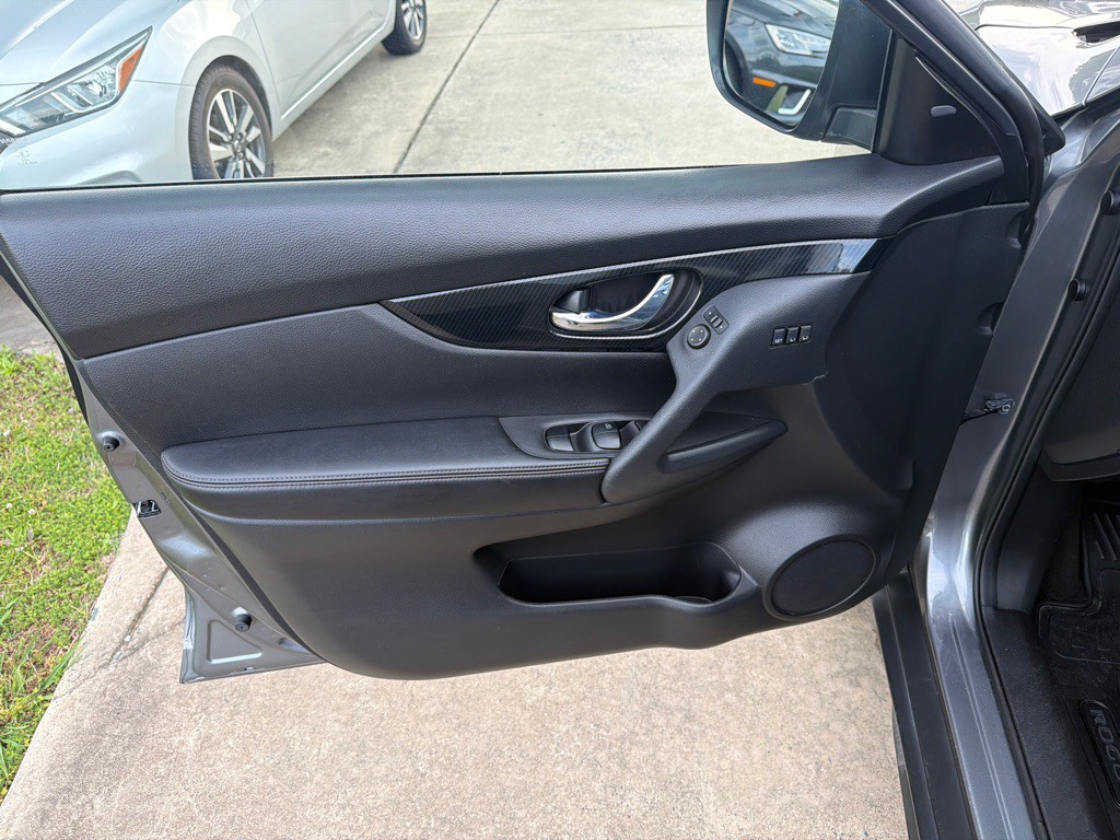 2018 Nissan Rogue Image 35