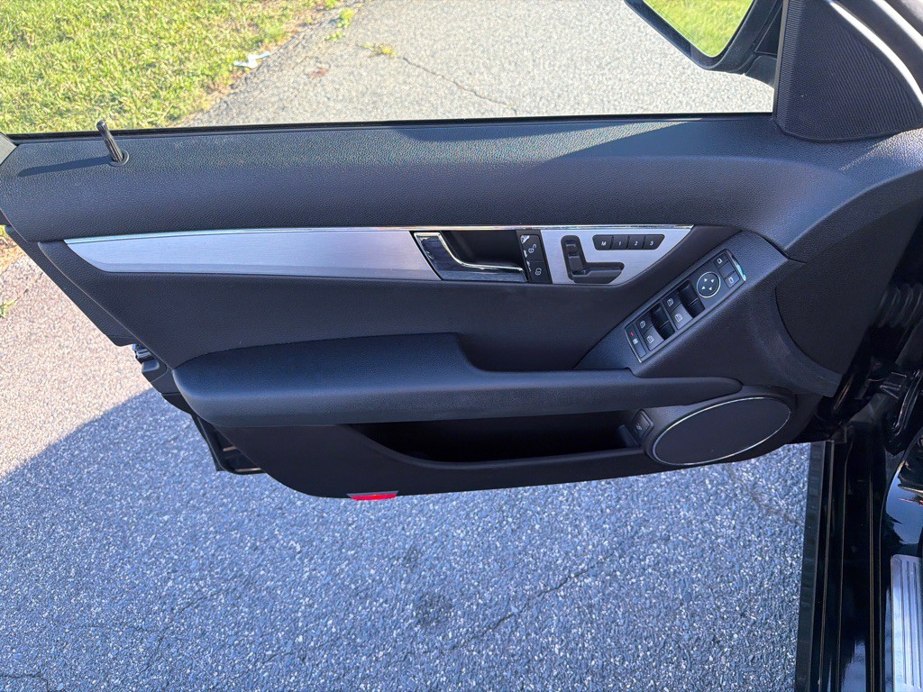 2009 Mercedes-Benz C-Class Image 31