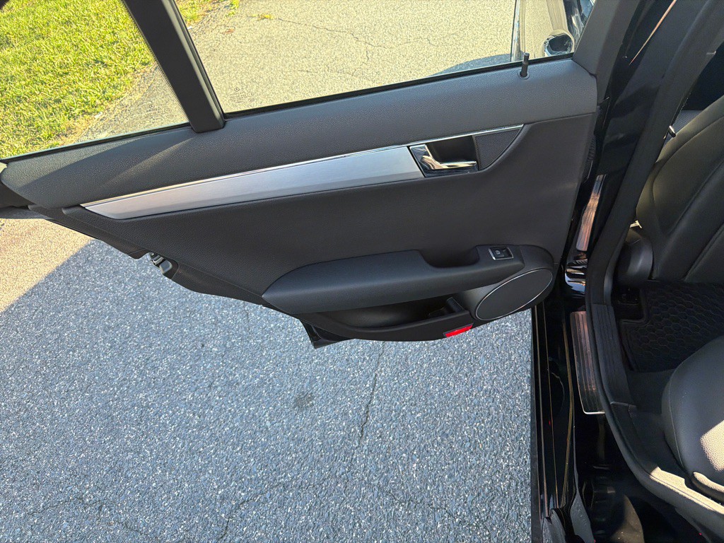 2009 Mercedes-Benz C-Class Image 32