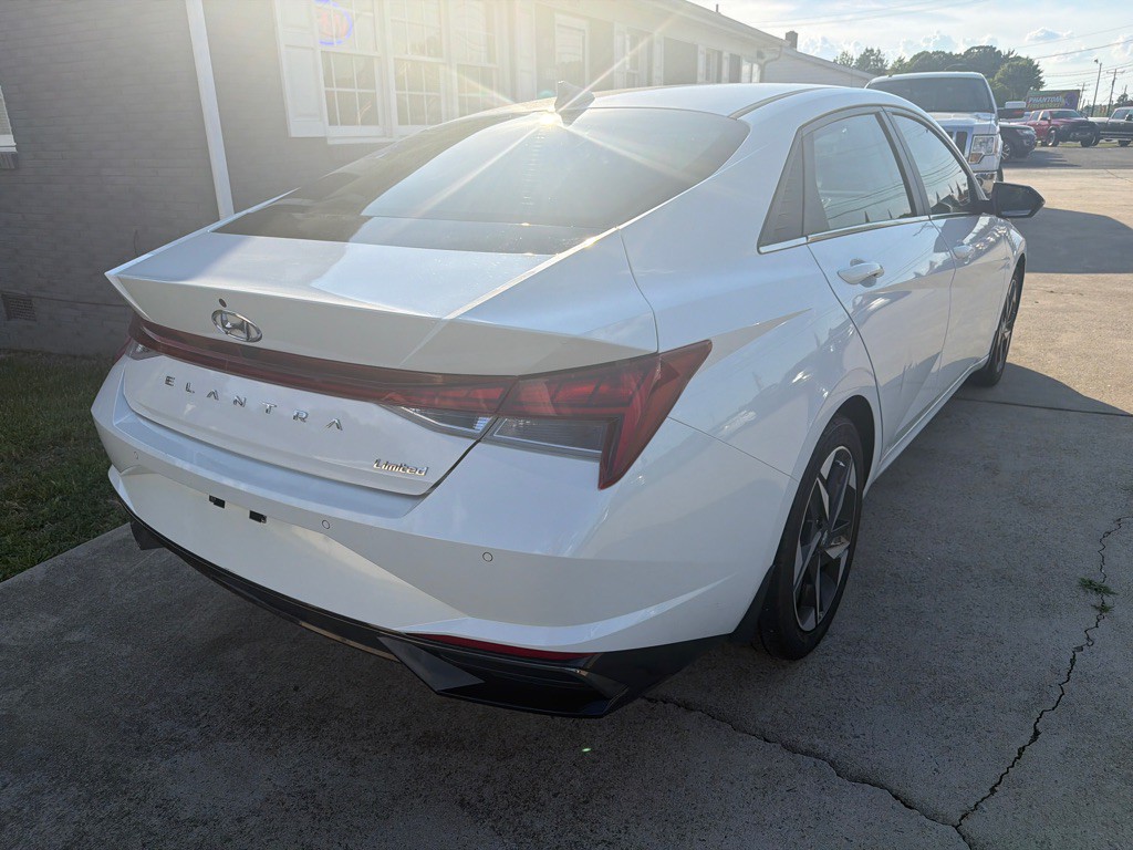 2022 Hyundai Elantra Image 8