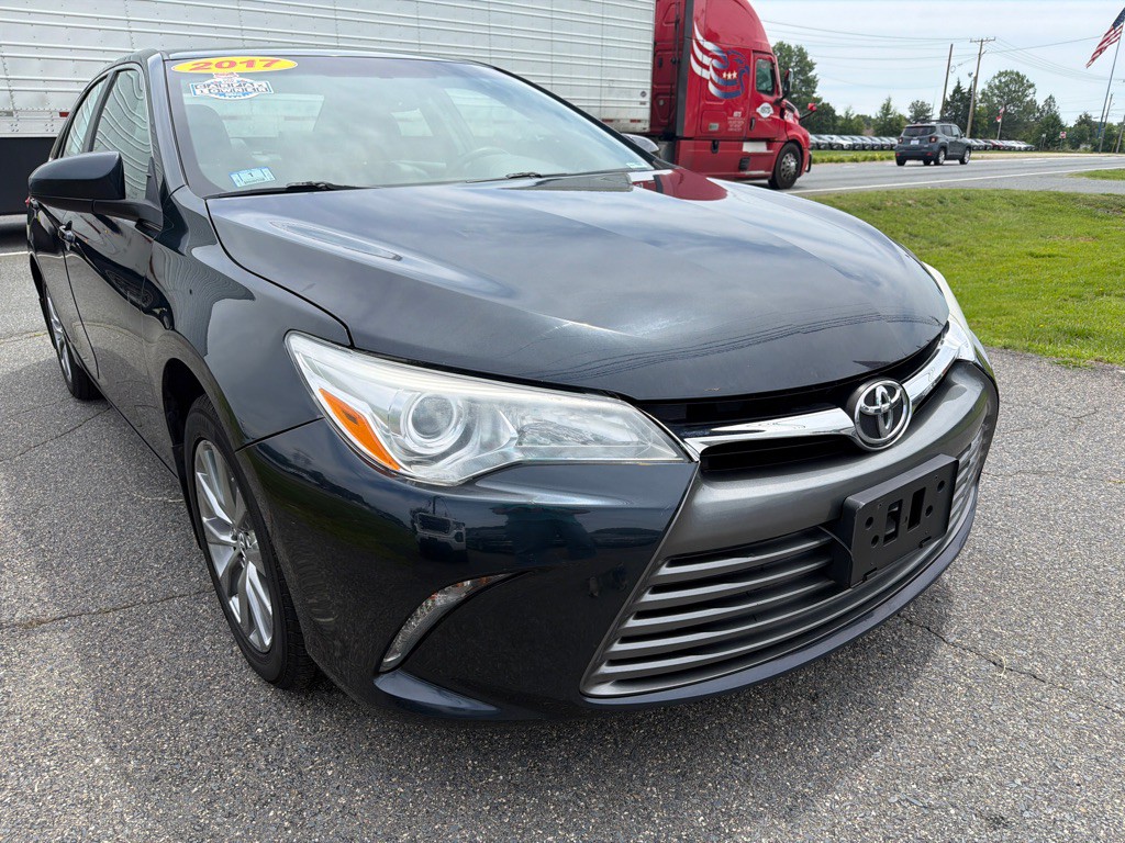 2017 Toyota Camry Image 2