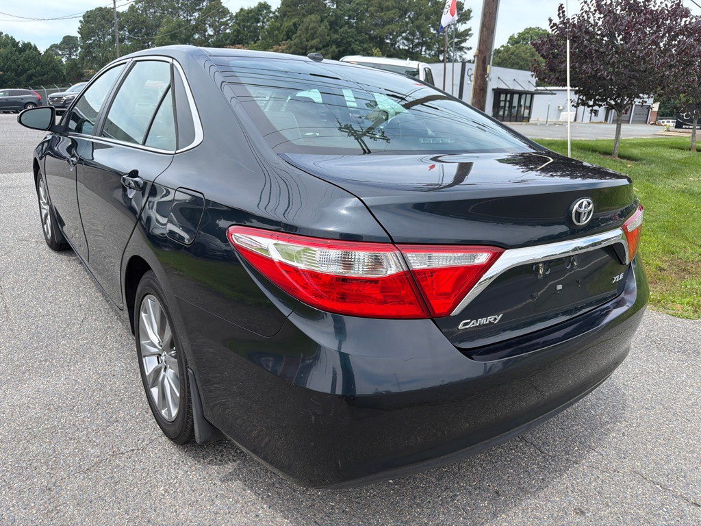 2017 Toyota Camry Image 8