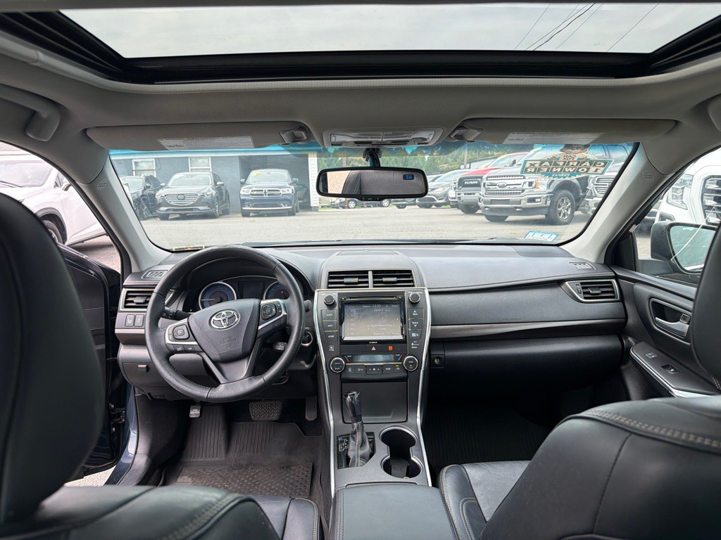 2017 Toyota Camry Image 16